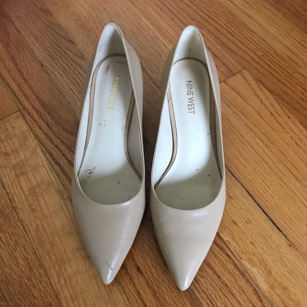 ๐ NINE WEST SHOES SIZE 7 1/2 BEIGE UPPER LEATHER - Picture 1 of 5
